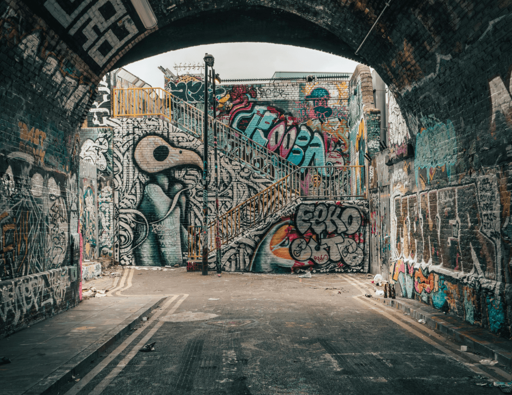 A Tunnel with Walls Covered in Graffiti in Londres, Angleterre, Royaume-Uni